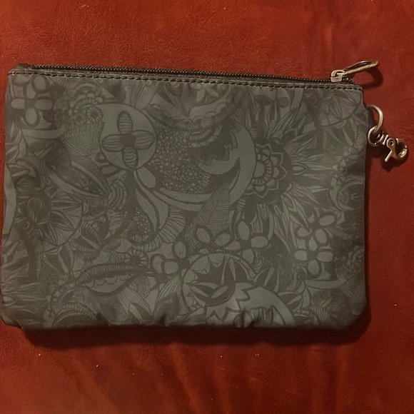 Sakroots Blue Floral Nylon Tote comes with matching wristlet - Picture 16 of 16